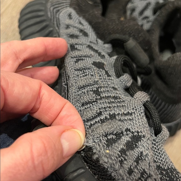 Adidas Yeezy boost 350 v2’s size 6 1/2 main image 4